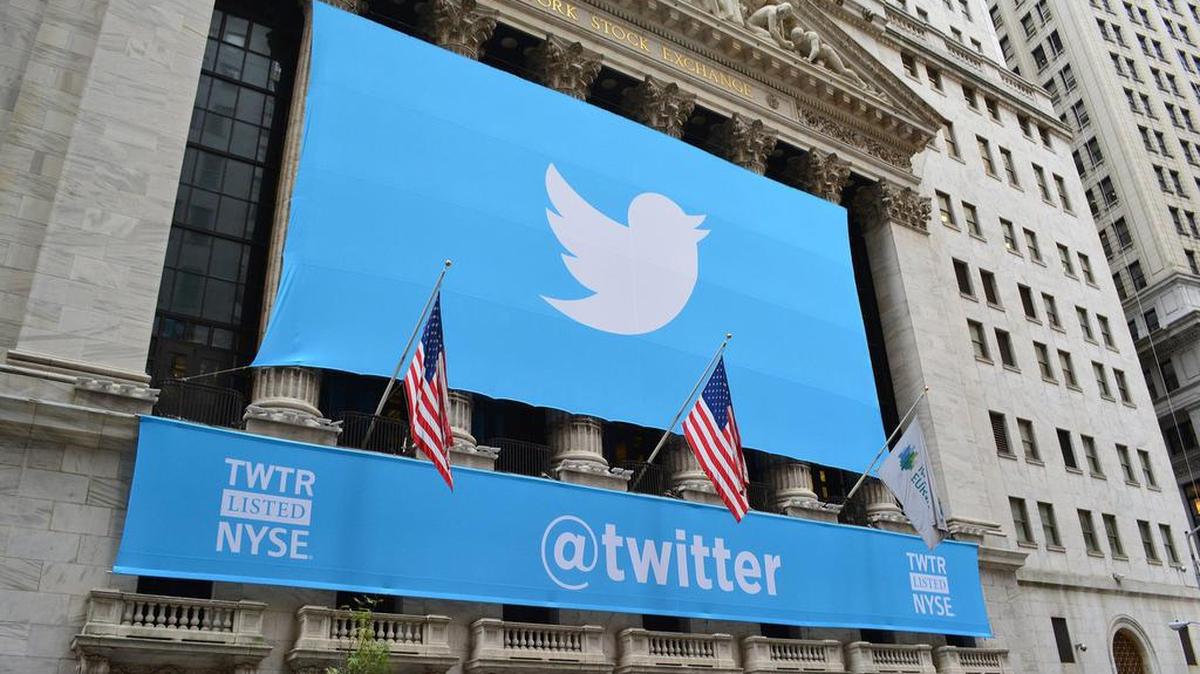 Un anuncio publicitario de Twitter en el edificio de la Bolsa de Valores de Nueva York, el 30 de octubre del 2019.