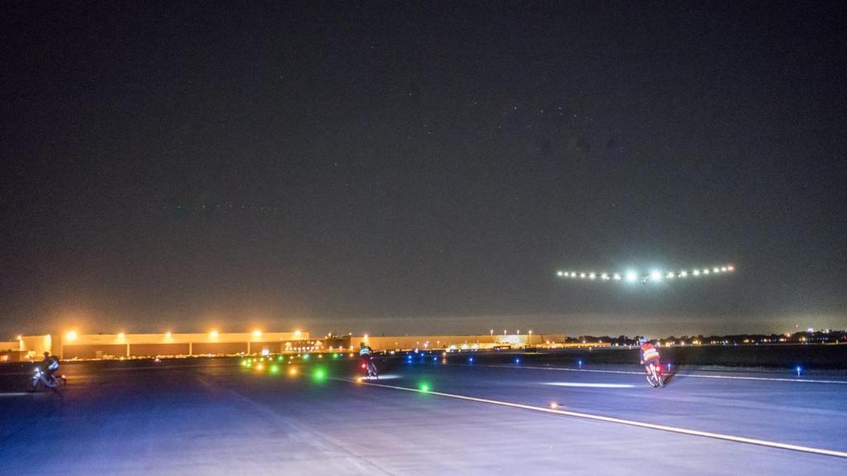Fotografía facilitada por Solar Impulse hoy, 13 de mayo de 2016, que muestra el aterrizaje del avión solar "Solar Impulse II" en Tulsa, Oklahoma (Estados Unidos) ayer, 12 de mayo de 2016.