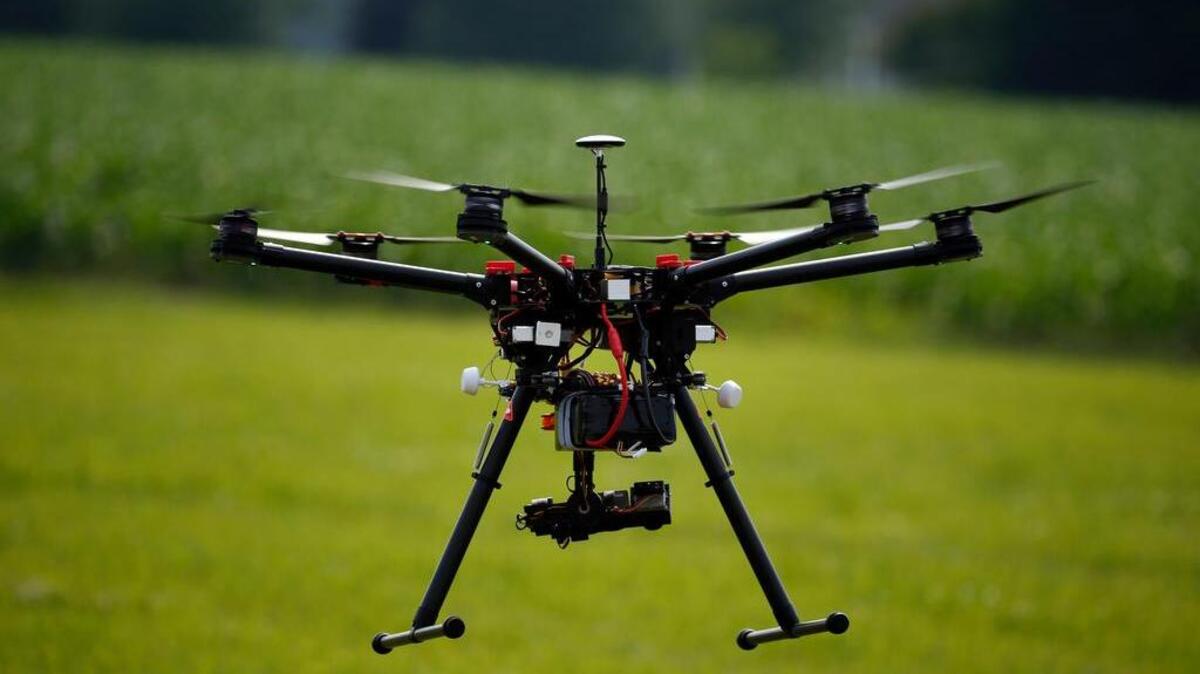 Un dron hexacóptero es dirigido durante una exhibición en una granja, en Maryland.