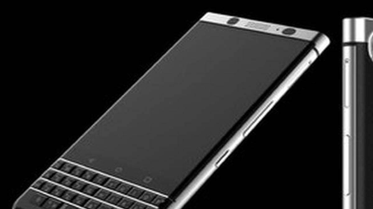 La compañía TCL Communication muestra el nuevo teléfono de Blackberry (Mercury) durante la feria electrónica (CES) el 4 de enero de 2017.