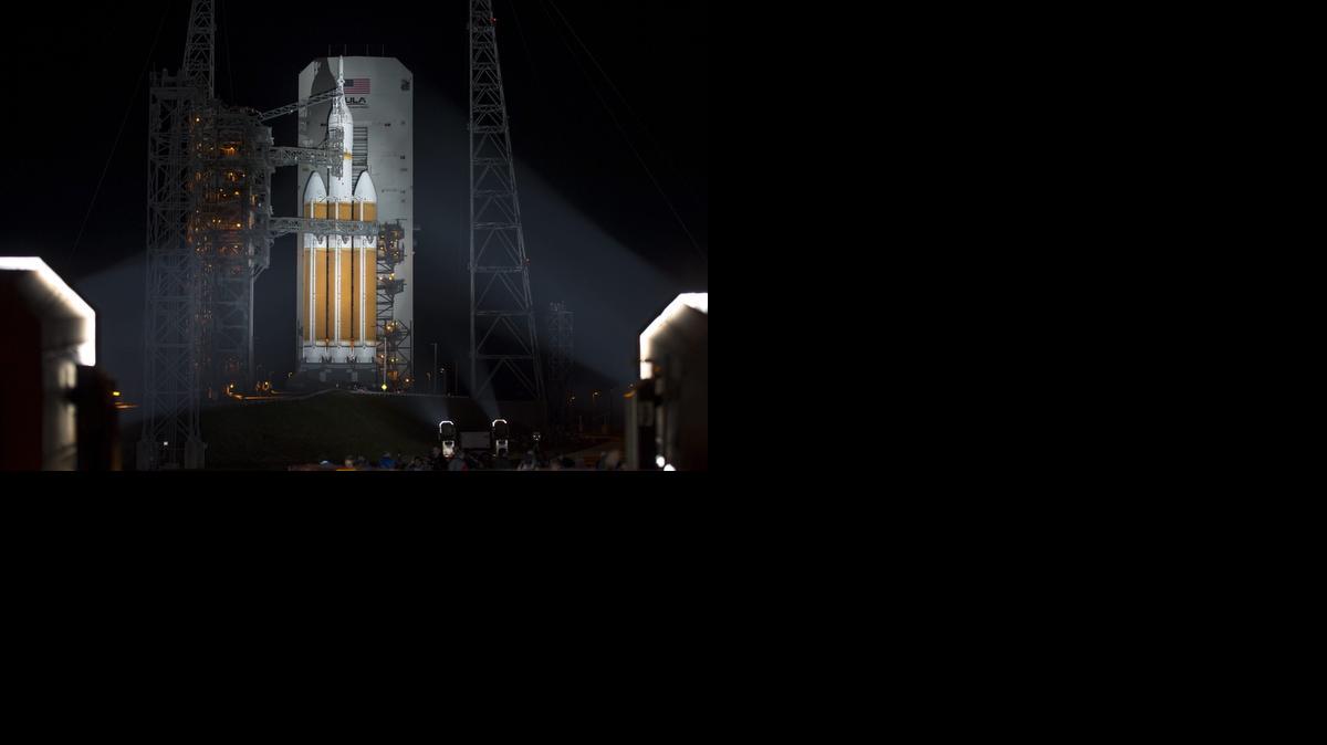 
 Fotografía distribuida por la NASA que muestra la cápsula Orion instalada en un cohete Delta IV, antes de su lanzamiento desde la plataforma 37 del complejo de lanzamiento espacial de la base de Cabo Cañaveral, en Florida (EEUU), hoy, 4 de diciembre de 2014. EFE
