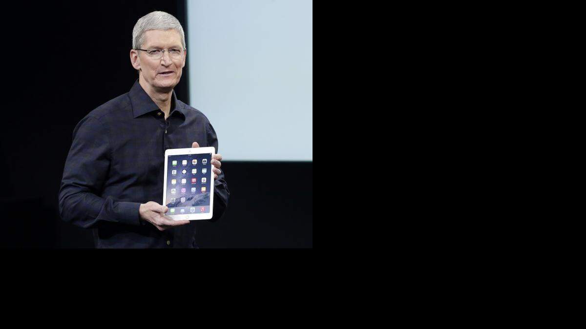
Tim Cook, director ejecutivo de Apple, presenta el nuevo iPad Air 2 el jueves en Cupertino, California. 
