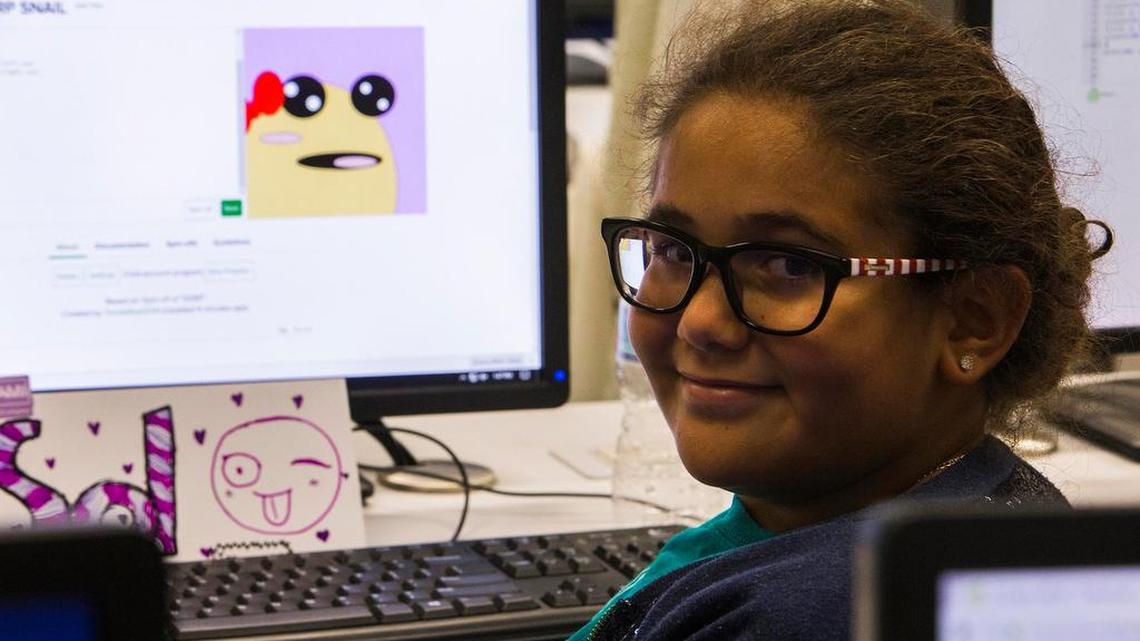 Sol Guerra, de 10 años, en un taller de programación de CodeArt/Girl Scouts en FIU.