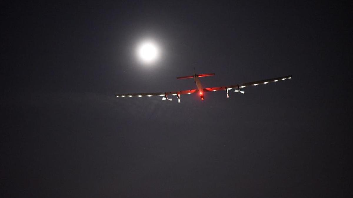 Fotografía facilitada por Solar Impulse II a través de Global Newsroom hoy, 25 de mayo de 2016, muestra el avión Solar Impulse II mientras despega de Dayton, Ohio.