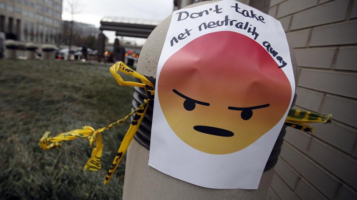 Un letrero con un ‘emoji’ que dice no quiten la neutralidad en la red fue colocado frente a la oficina de la Comisión Federal de Comunicaciones en Washington el 14 de diciembre del 2017.