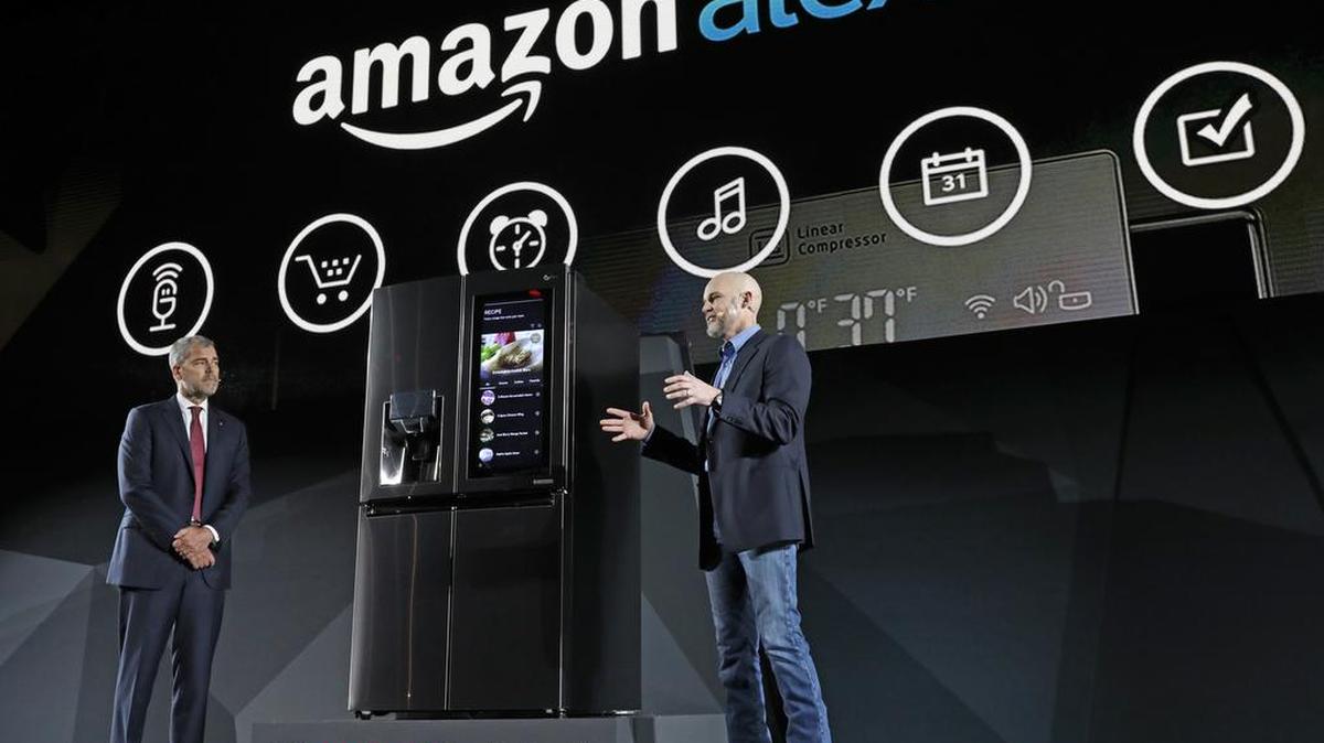 El vicepresidente de LG, David VanderWaal y el vicepresidente de Amazon Echo, Mike George, presentan el refrigerador InstaView de LG a los asistentes al CES 2017 en la conferencia de prensa de LG Electronics el miércoles 4 de enero de 2017 en Las Vegas.