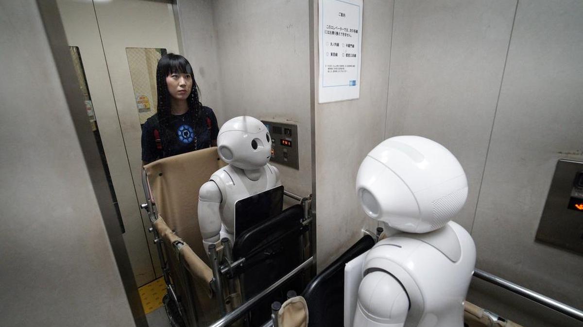Tomomi Ota ha sacado a Pepper del plano laboral y lo ha integrado en su día a día en la metrópoli más poblada del mundo.