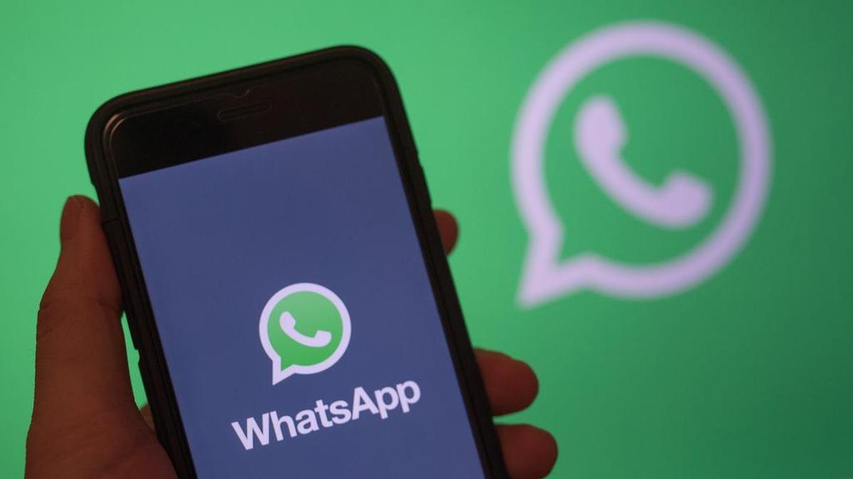 Fotografía de archivo del 31 de diciembre de 2017, de un hombre que sostiene un celular en el que se ve el logo de la aplicación Whatsapp en su pantalla, en Berlín (Alemania).
