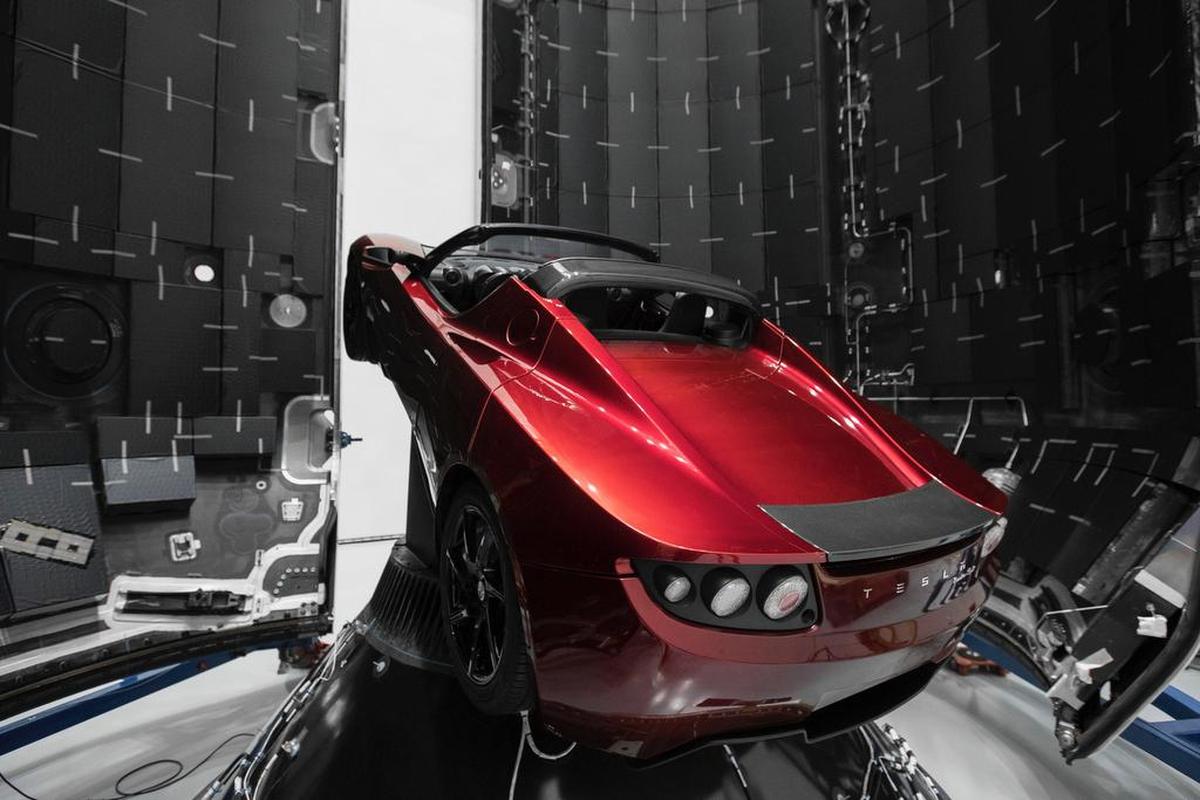Fotografía cedida por SpaceX donde aparece el automóvil eléctrico Tesla de color rojo montado dentro del cohete Falcon Heavy que lo dejará en una órbita cercana a Marte si la misión se desarrolla como está previsto, en la plataforma LC-39A del Centro Espacial John F. Kennedy de la NASA en Cabo Cañaveral, Florida.