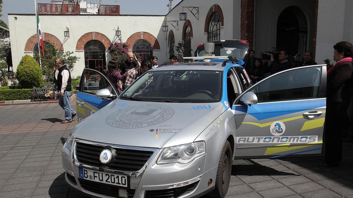 Vista del vehículo inteligente AutoNomos este martes 20 de octubre de 2015, durante una rueda de prensa en Ciudad de México (México). El investigador mexicano Raúl Rojas González presentó el vehículo que fue puesto a prueba en las complejas carreteras y ciudades mexicanas y cumplió, no sin algunas dificultades, su trayecto durante 25 horas de manera autónoma.