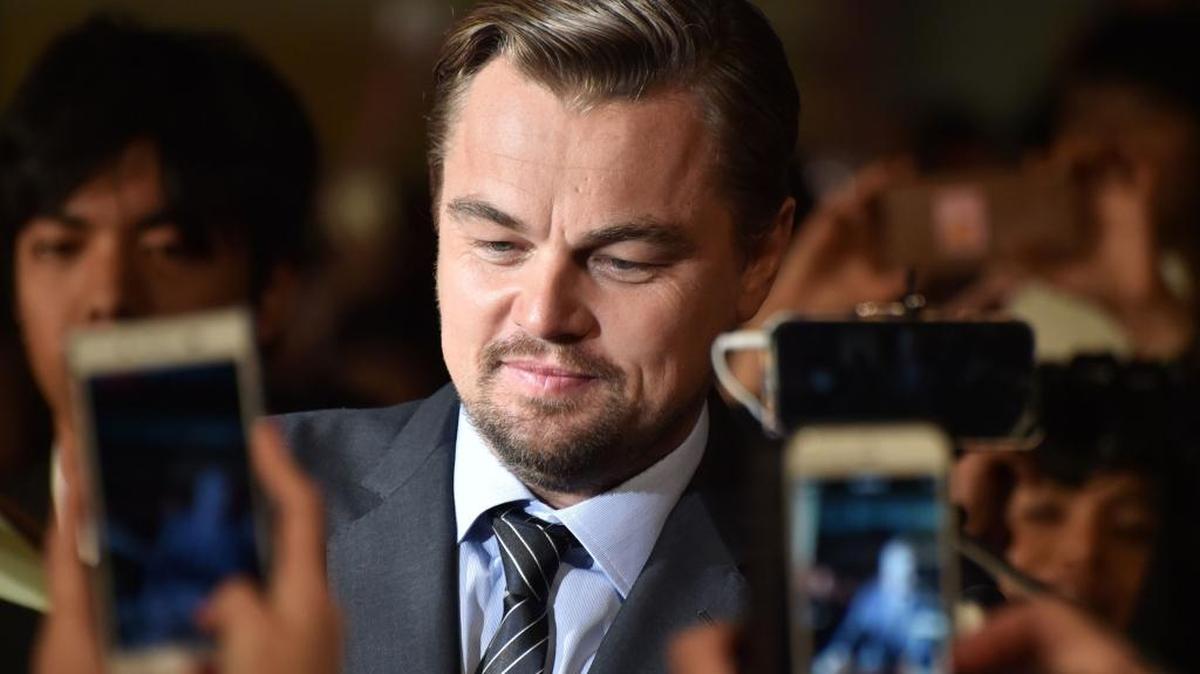 Esta foto de archivo tomada el 23 de marzo el año 2016 muestra al actor estadounidense Leonardo DiCaprio rodeado por los fans durante el estreno de su película " The Revenant " en Tokio.