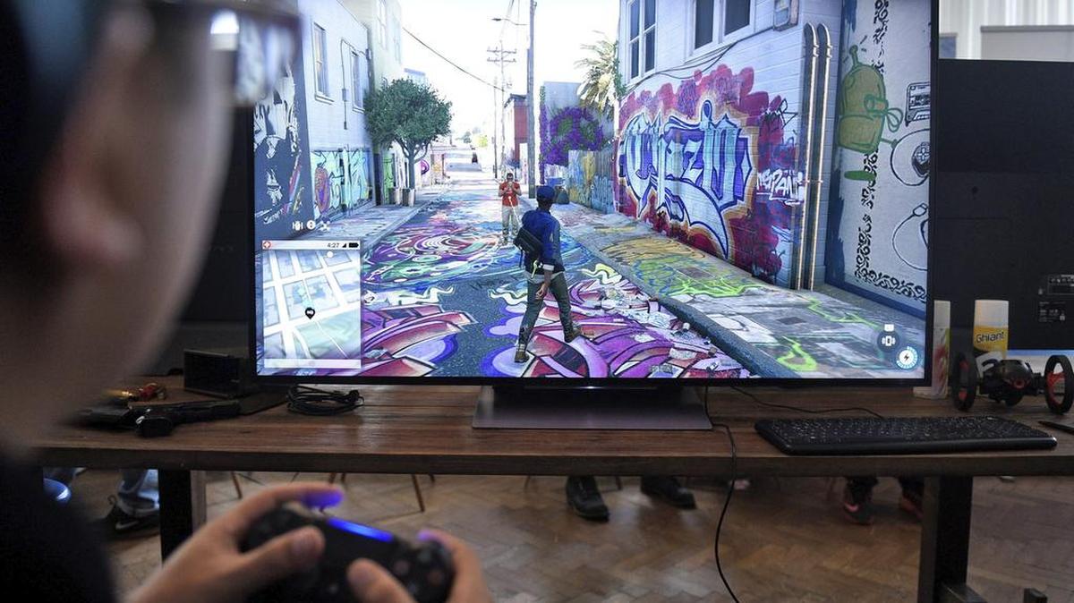 Una persona juega durante la presentación oficial de la PlayStation 4 Pro de Sony en Berlín (Alemania), en la tarde de ayer, 8 de noviembre.
