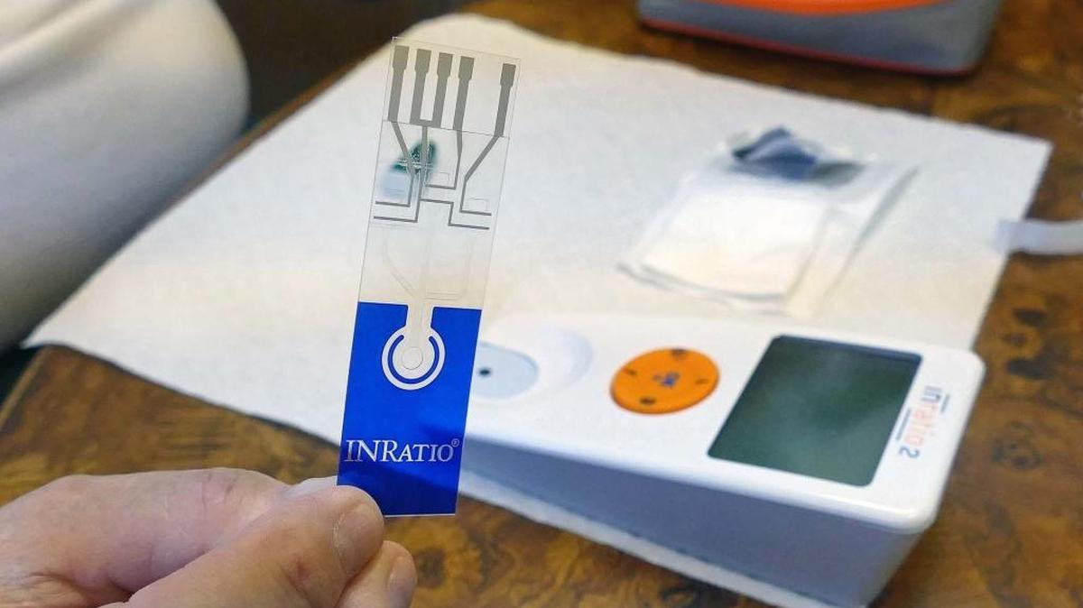 El dispositivo ‘Alere INRATIO2’ permite tomar como muestra una gota de sangre e insertarla en un aditamento digital médico que arroja la lectura de los resultados.