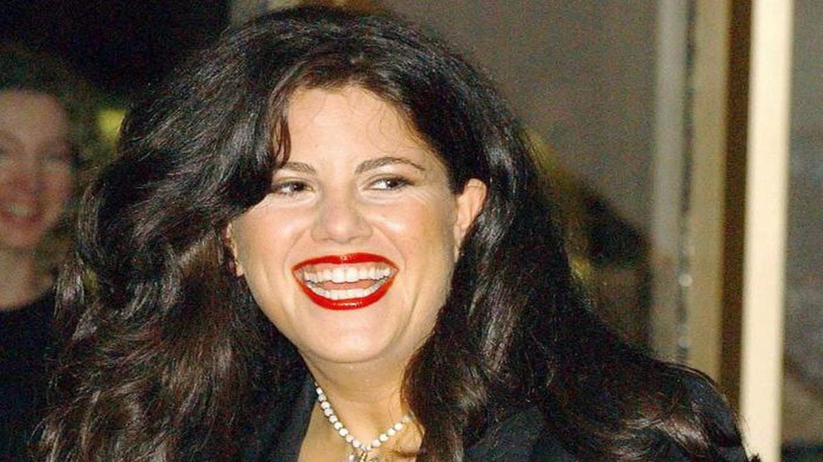 Fotografía de archivo (27/09/2002) en donde aparece la ex becaria de la Casa Blanca Monica Lewinsky a su llegada al estreno de la película "About Schmidt" durante la inauguración de la 40 edición del Festival de Cine de Nueva York.