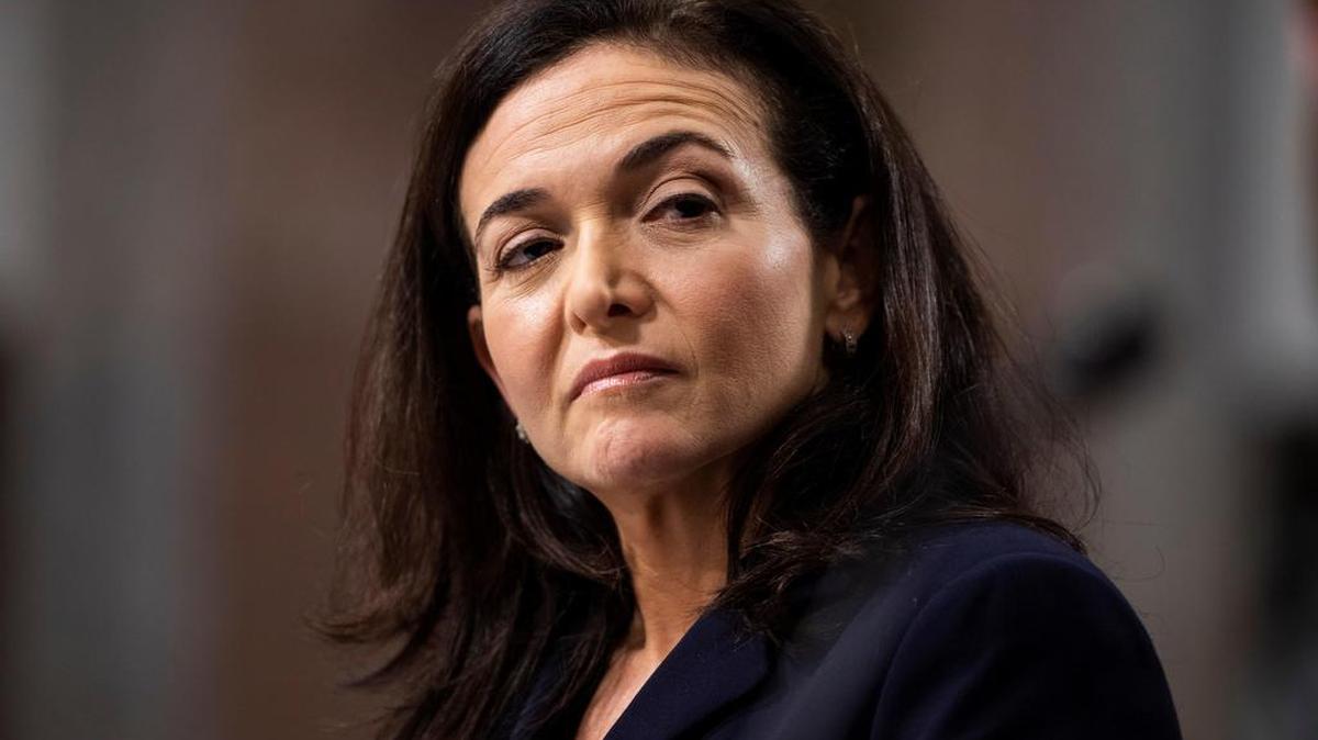 La jefa de operaciones de Facebook, Sheryl Sandberg, habla sobre los esfuerzos y filtros que está aplicando su compañía para evitar la interferencia rusa en las elecciones estadounidenses al Senado de noviembre, durante su comparecencia en el Dirksen Senate Office Building de Washington, Estados Unidos, el 5 de septiembre de 2018.