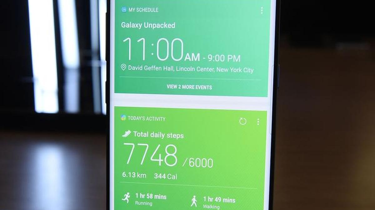 Bixby destaca frente a sus competidores porque interactúa más con el contenido del teléfono en función de la localización o las imágenes.