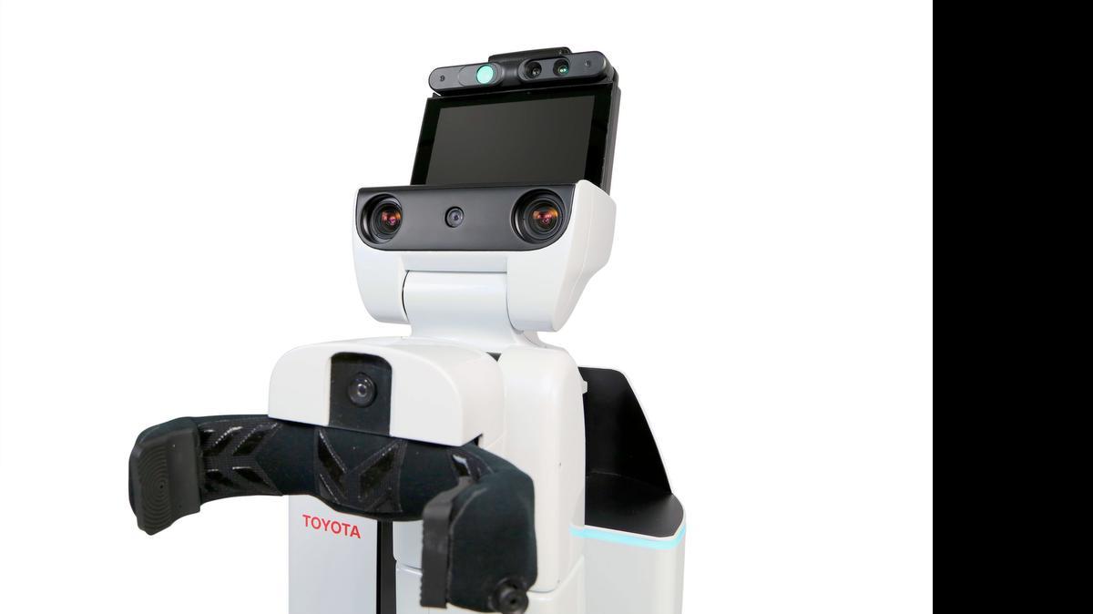 
 Fotografía facilitada por Toyota Motor Corporation, el mayor fabricante mundial de vehículos, que presentó hoy la última fase de desarrollo de su robot HSR para el cuidado de personas dependientes en la que colaborará con una decena de organizaciones japonesas para su implantación en el mercado. 

