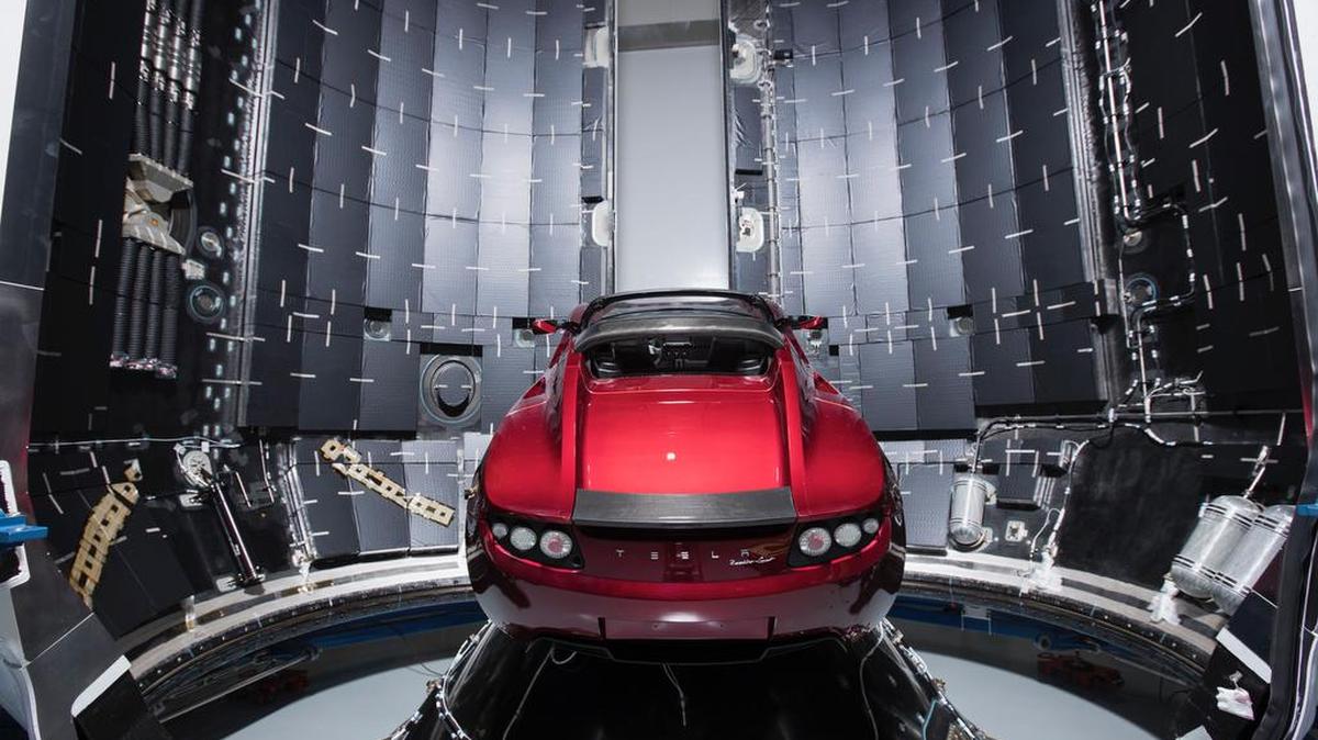 Fotografía cedida por SpaceX donde aparece el automóvil eléctrico Tesla de color rojo montado dentro del cohete Falcon Heavy que lo dejará en una órbita cercana a Marte si la misión se desarrolla como está previsto, en la plataforma LC-39A del Centro Espacial John F. Kennedy de la NASA en Cabo Cañaveral, Florida.