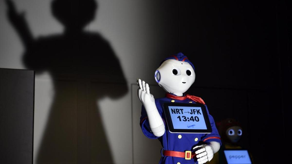 Un robot Pepper presenta un atuendo de azafata de vuelo durante el concurso de moda Tokyo Pepper Collection 2017 en Tokio (Japón) hoy, 9 de febrero de 2017.