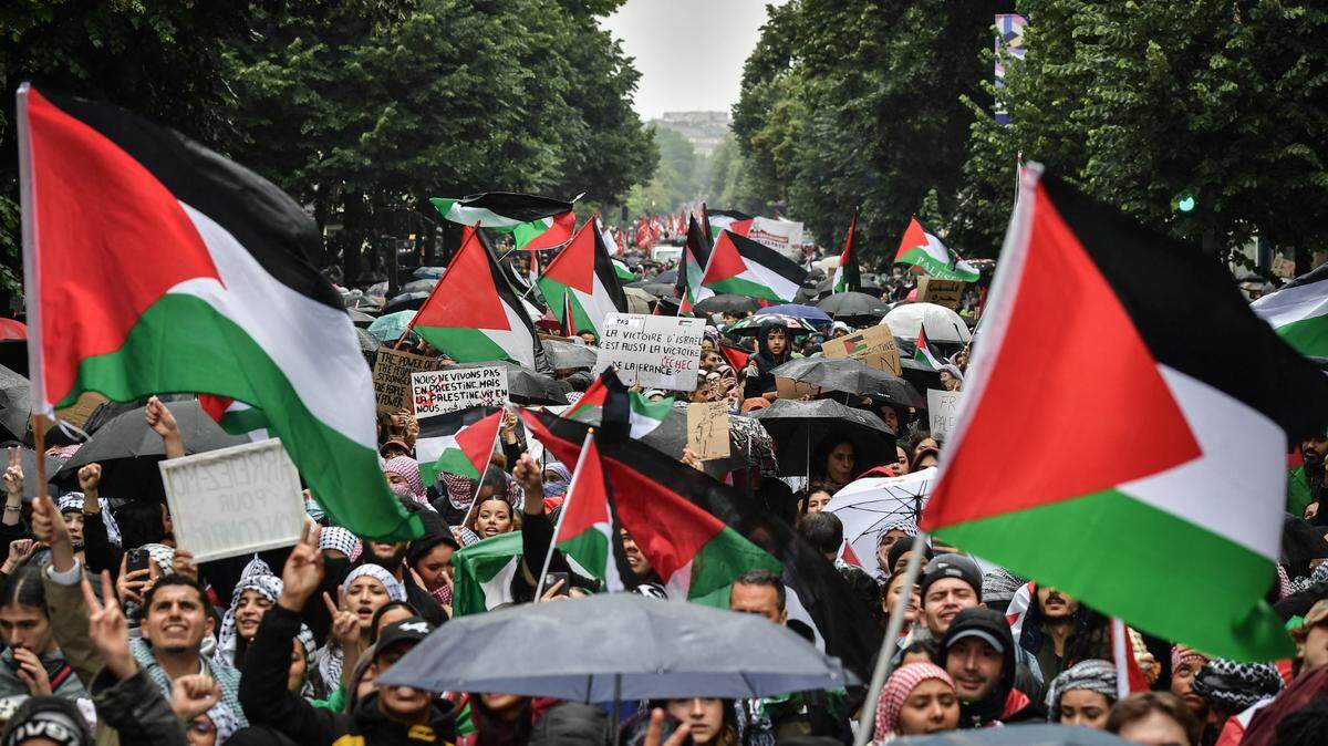 Miles de personas protestan en solidaridad con los palestinos en Gaza, en París, el sábado 1 de junio de 2024.