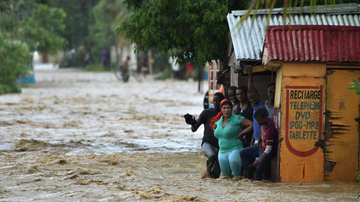 La región sur de Haití sigue incomunicada por los estragos causados por el poderoso huracán Matthew, que azotó el país este martes y causó al menos nueve muertos.