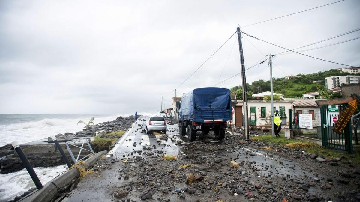 Rocas barridas por las fuertes olas en una carretera en Le Carbet, en la isla caribeña francesa de Martinica, después de ser golpeada por el huracán María, el 19 de septiembre de 2017.