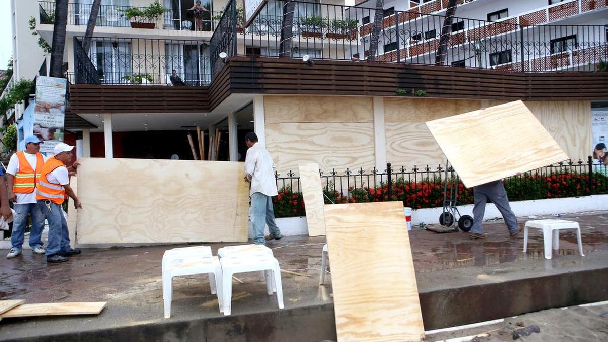 Habitantes de la zona turística de Puerto Vallarta en el estado de Jalisco (México) protegen sus casas y comercios hoy, viernes 23 de octubre de 2015, ante la inminente llegada del huracán Patricia.