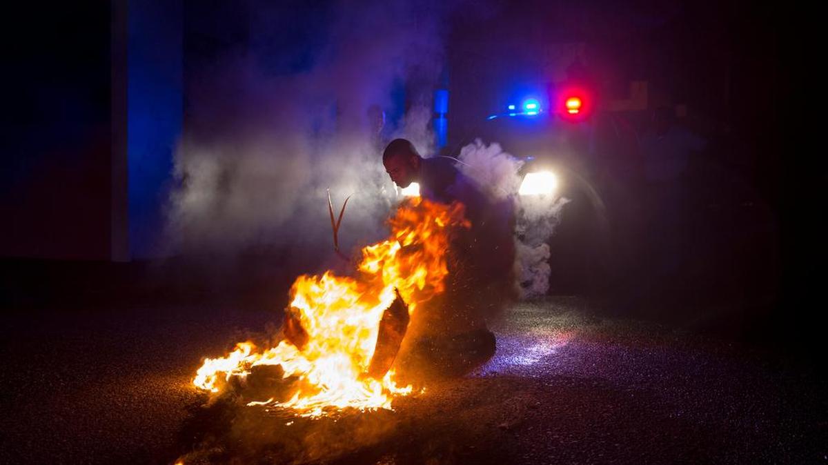 
Policías dominicanos apagan una barricada encendida en protesta por el extenso apagón, debido a que el 85% del país se encuentra sin energía eléctrica tras el paso de la tormenta tropical Erika el viernes 28 de agosto de 2015, en la zona colonial de Santo Domingo (R.Dominicana). 
