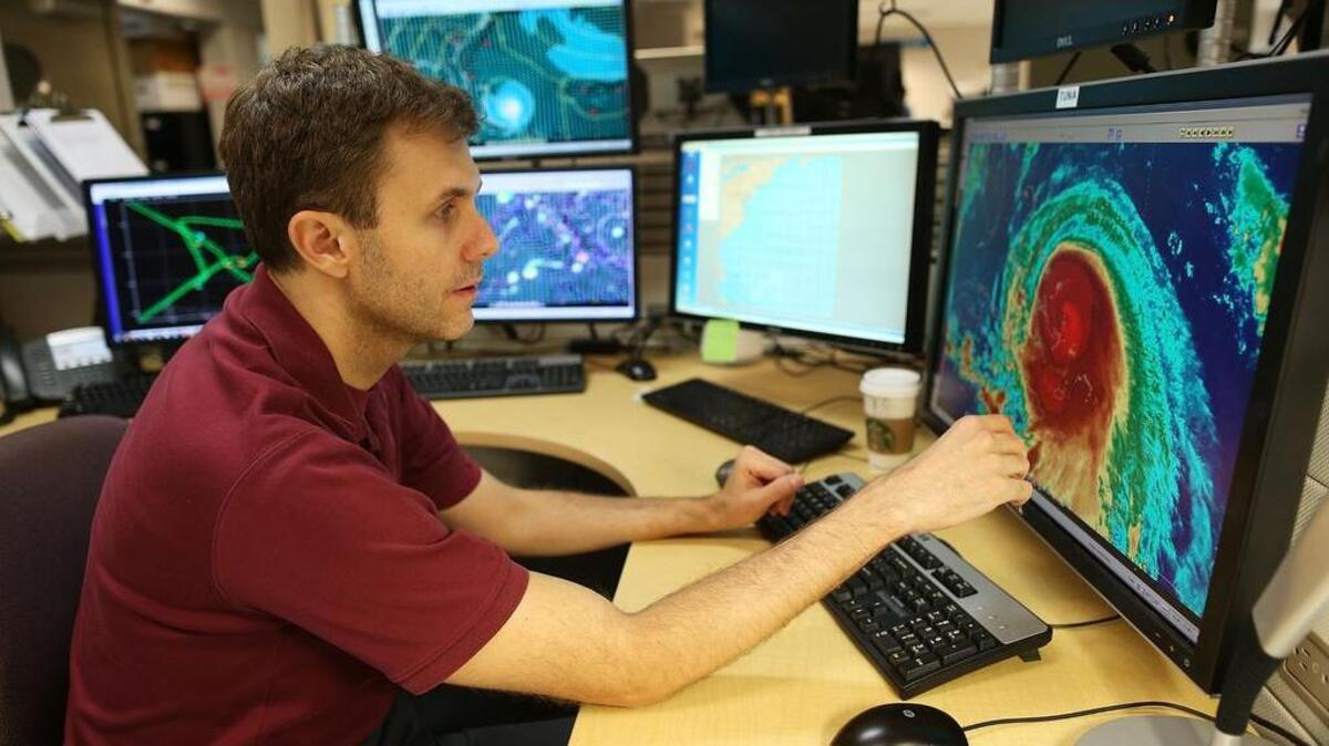 
Eric Blake, un especialista en huracanes, usa un modelo computarizado para hacerle seguimiento al huracán Joaquín, el jueves en el Centro Nacional de Huracanes en Miami.
