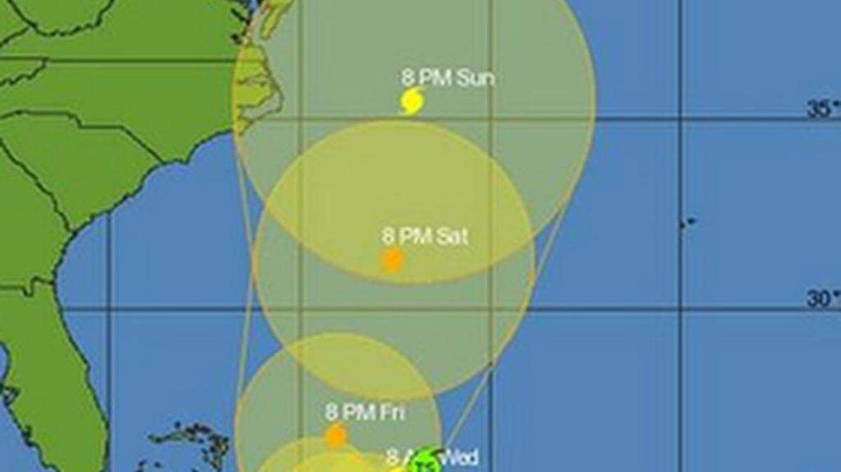 Joaquín tenía su centro unos 390 kilómetros (240 millas) al este de las Bahamas nororientales el miércoles por la mañana y se movía hacia el oeste-suroeste a casi 9 kilómetros por hora (6 millas por hora).