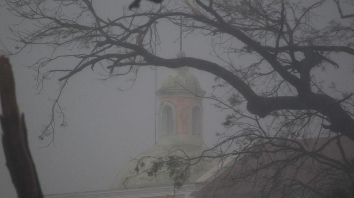 La parte superior de una iglesia se ve mientras el huracán María llega a Puerto Rico en Fajardo, el 19 de septiembre de 2017.