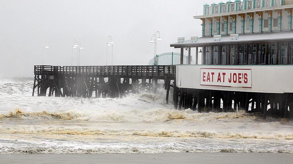 Las olas golpean fuertemente al restaurante Joe Crab Shack en Daytona Beach Main Street el viernes 07 octubre 2016.