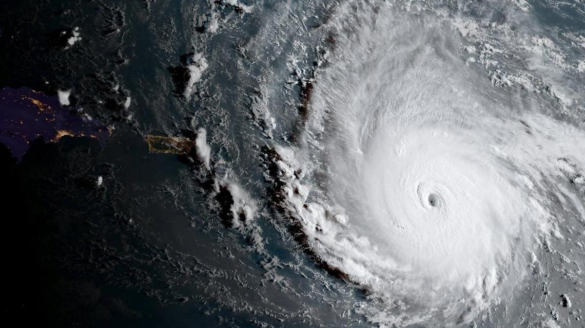 Fotografía tomada desde el espacio tomada por el satélite GOES-16 de la Agencia Nacional de Océanos y Atmósfera de Estados Unidos (NOAA) que muestra el huracán Irma sobre el Océano Atlántico ayer, 5 de septiembre de 2017.