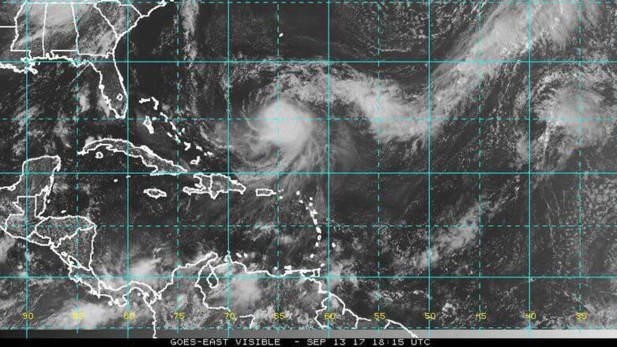 Fotografía cedida por la Agencia Nacional de Océanos y Atmósfera (NOAA) que muestra el emplazamiento del huracán de categoría 1 José que continúa el jueves su avance por el suroeste del Atlántico, entre Bahamas y las islas Bermudas, sin variación en sus vientos máximos sostenidos, según informó el Centro Nacional de Huracanes (NHC) de EEUU.