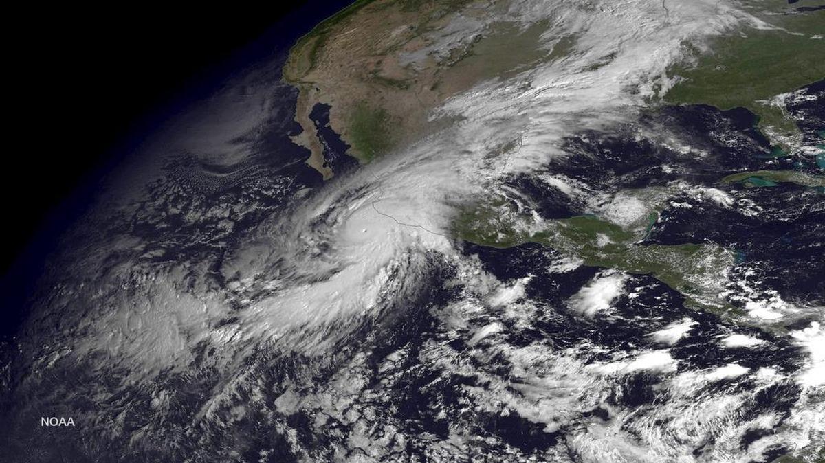 Mapa facilitado hoy 23 de octubre de 2015 por la Agencia Nacional de Océanos y Atmósfera de Estados Unidos (NOAA, por su sigla en inglés) que muestra una imagen de satélite en el que se aprecia el huracán Patricia a su llegada a la costa de México.