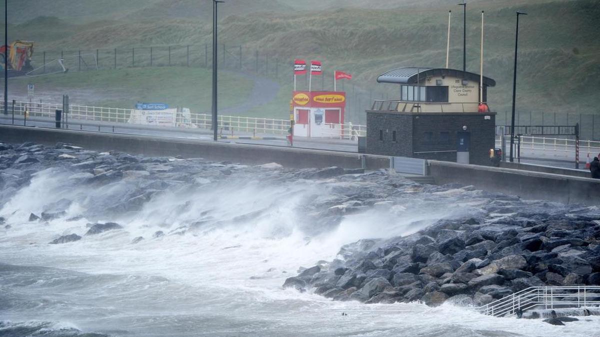 Fuerte oleaje en la costa del Condado de Clare, Irlanda el 16 de octubre de 2017.