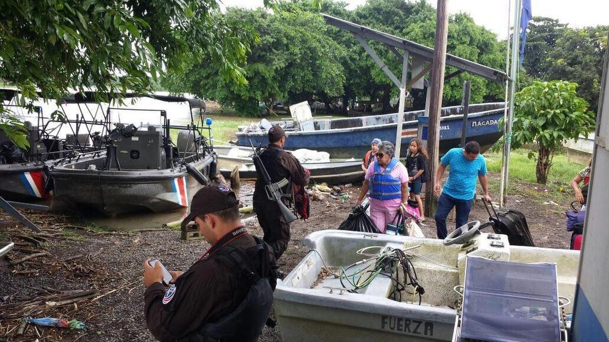 Personas son evacuadas el martes 22 de noviembre de 2016, por la policía en varias zonas del Caribe Norte, provincia de Limón (Costa Rica).