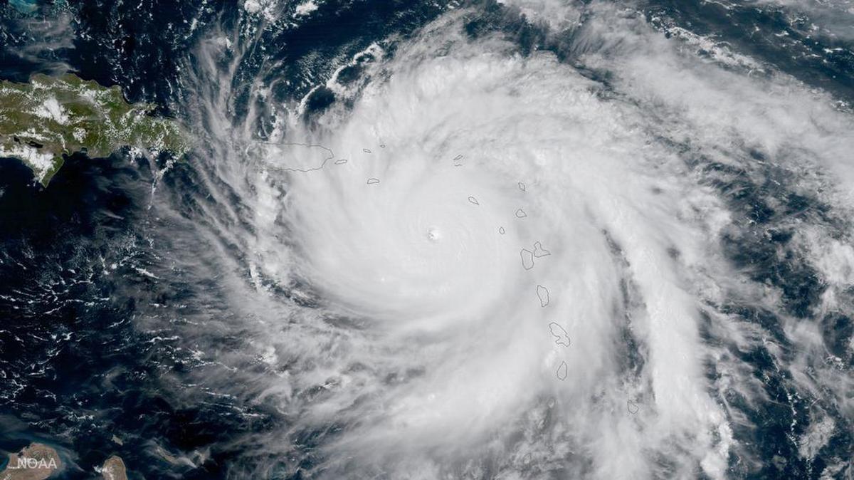 Fotografía cedida por la Administración Nacional Oceánica y Atmosférica (NOAA) muestra una imagen geocolor adquirida por el satélite NOAA GOES-16 del Huracán María a medida que se mueve a través del Caribe noreste hacia las Islas Vírgenes y Puerto Rico el martes 19 de septiembre de 2017, en el Caribe.