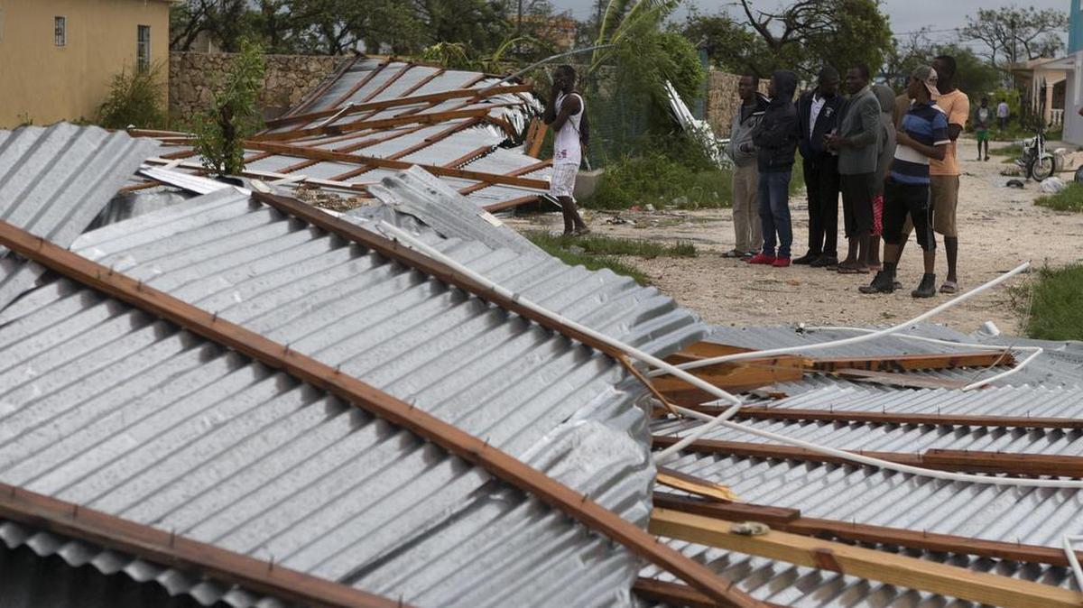 Varias personas observan una iglesia evangélica derruida tras el paso del huracán María el jueves 21 de septiembre de 2017, en Punta Cana (República Dominicana).