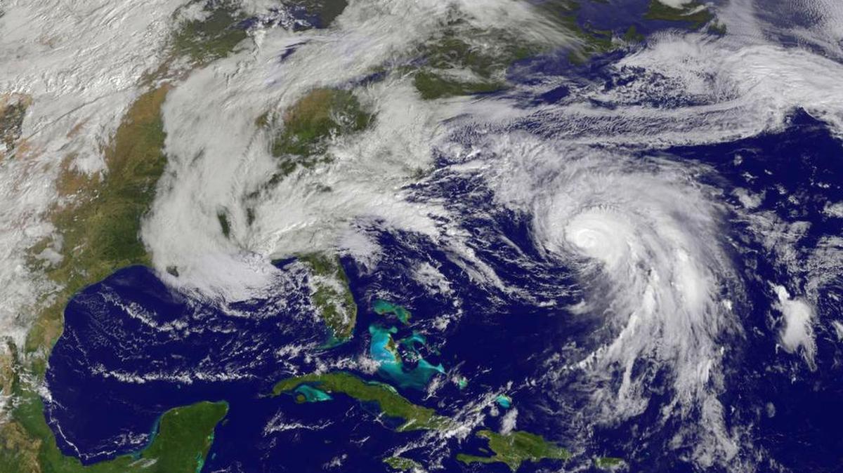 
El huracán continúa moviéndose en dirección norte-noreste, pero se espera un giro más pronunciado hacia el noreste a partir de mañana y un debilitamiento general en los próximos dos días.
