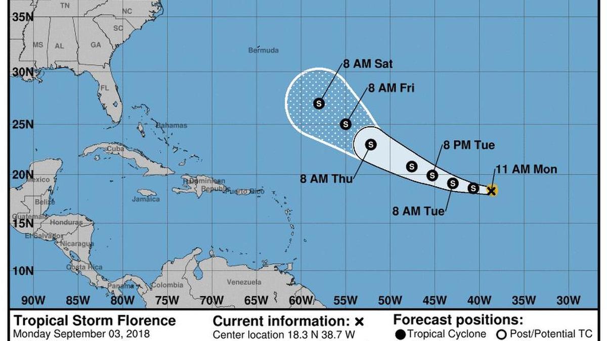 Fotografía cedida por el Centro Nacional de Huracanes (CNH) el lunes 3 de septiembre de 2018, donde se muestra el pronóstico de cinco días del paso de la tormenta tropical Florence por el Atlántico.
