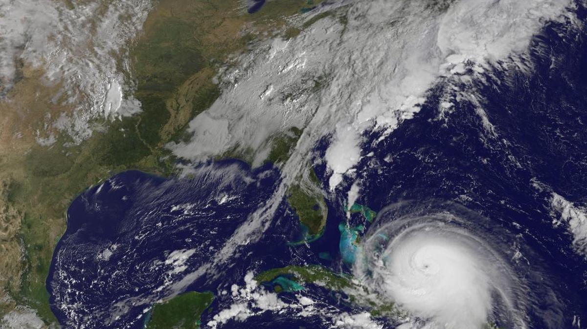 Imagen satelital divulgada por la NASA que muestra al poderoso huracán Joaquín.
