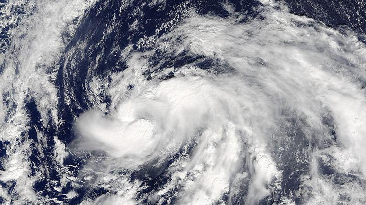 Imagen cedida del 11 de octubre de 2016 por la NASA y disponible el miércoles 12 de octubre de 2016, del satélite Terra de la NASA que muestra el ahora huracán Nicole.