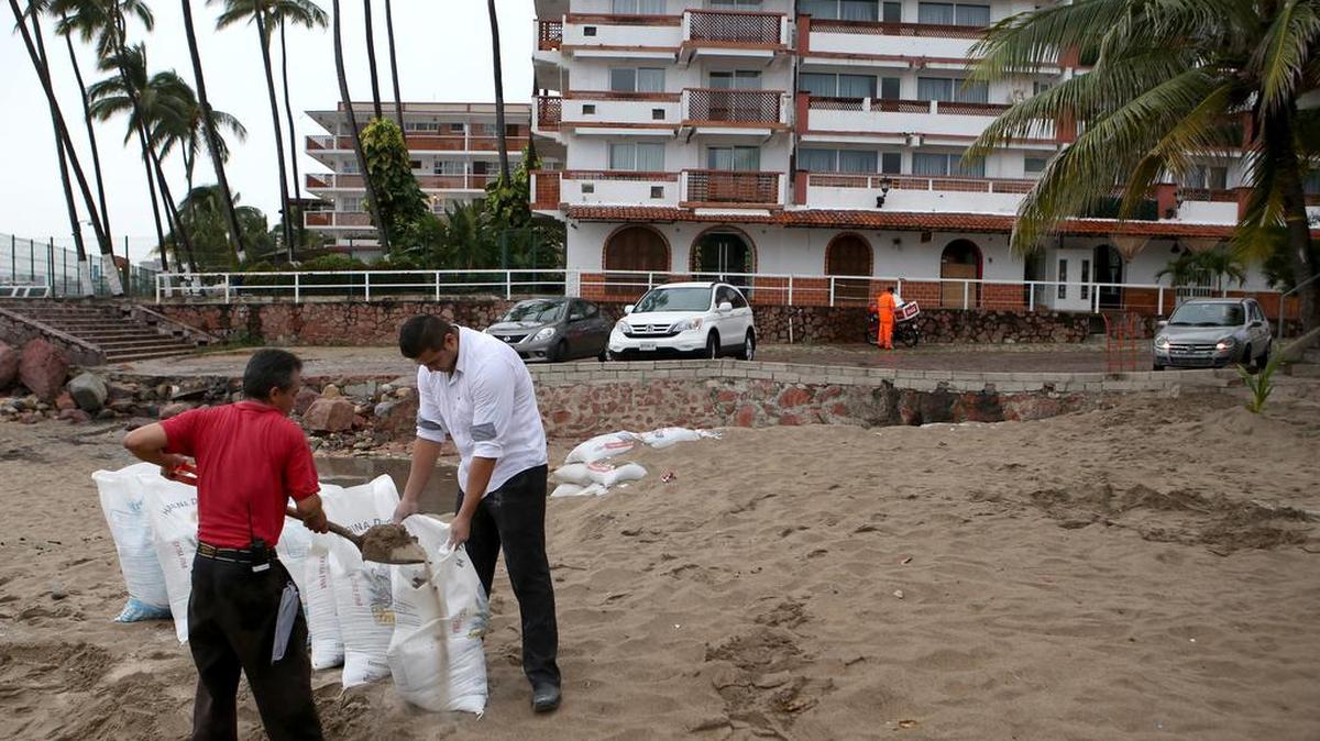 Habitantes de la zona turística de Puerto Vallarta en el estado de Jalisco (México) protegen sus casas y comercios hoy, viernes 23 de octubre de 2015, ante la inminente llegada del huracán Patricia.