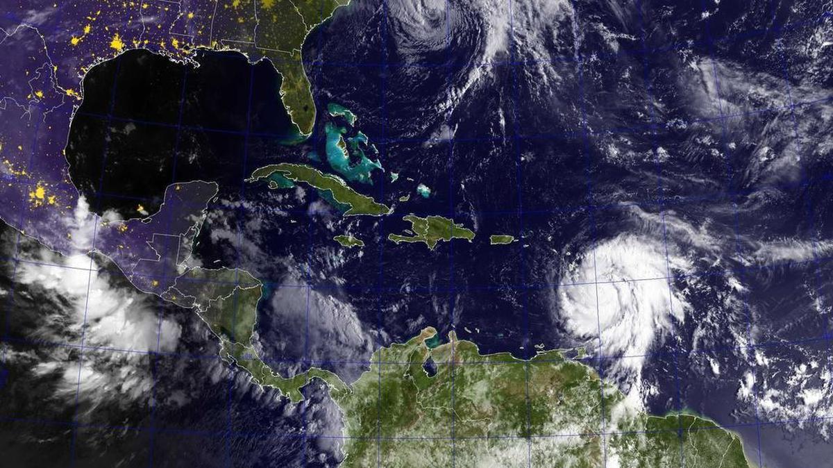 Fotografía cedida por la Marina de los EE.UU. muestra una imagen de satélite GOES de los huracanes José (arriba) en el Océano Atlántico y María en el mar Caribe, el lunes 18 de septiembre de 2017.