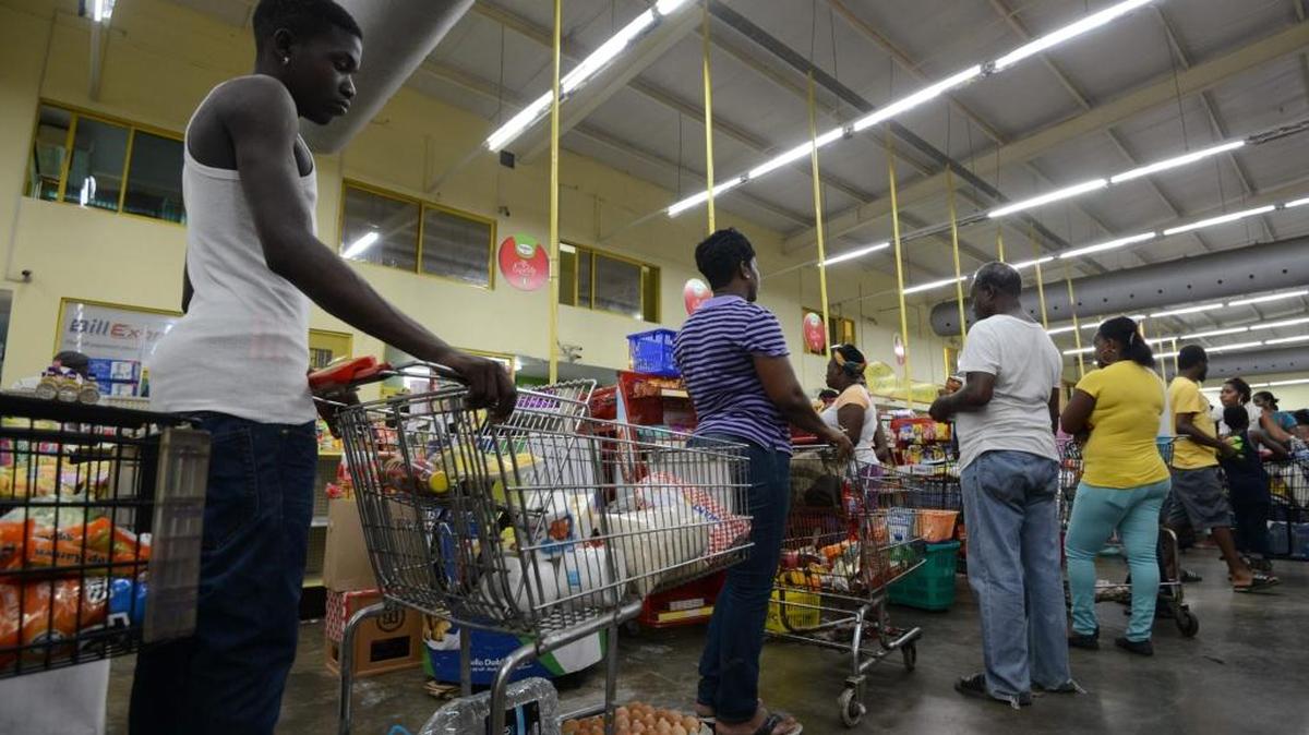 La gente se apuraba a comprar productor y alimentos el 1 de octubre en Portmore, Jamaica, ante la inminente llegada del huracán Matthew.