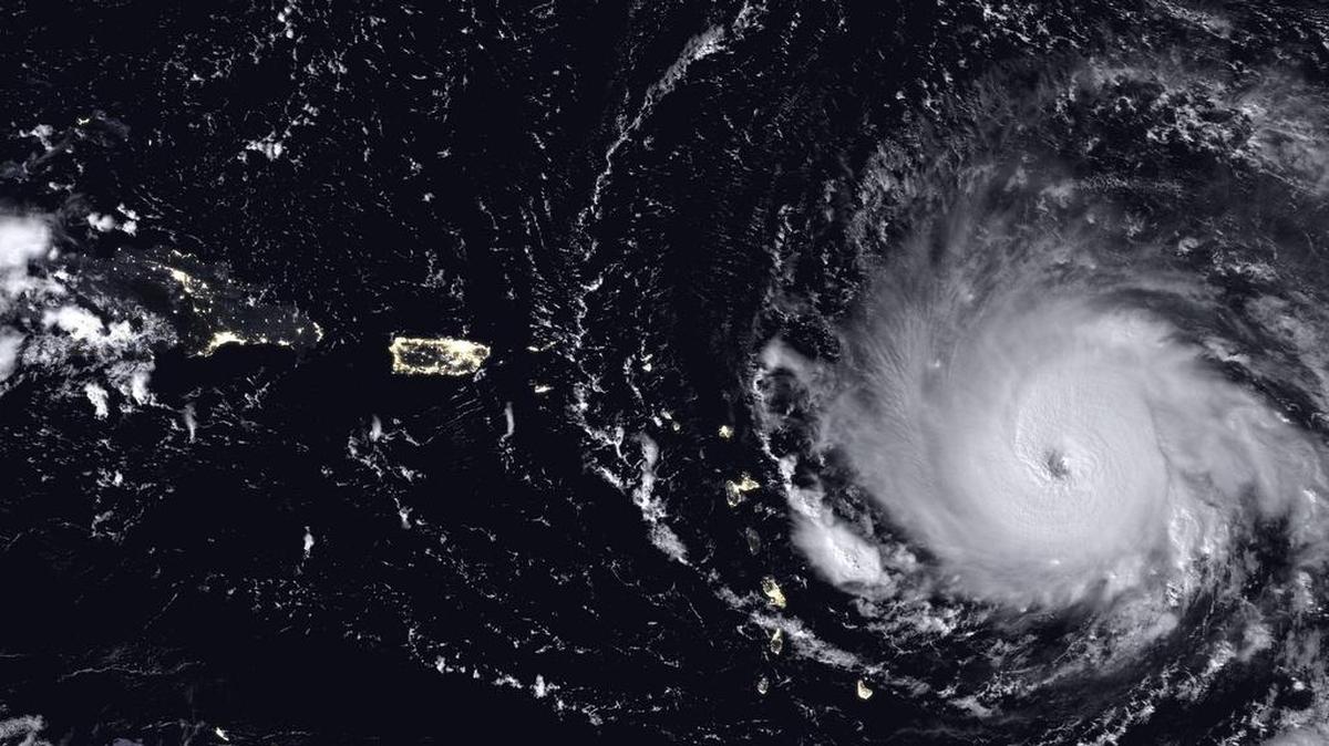 Fotografía tomada desde el espacio tomada por el satélite GOES-16 de la Agencia Nacional de Océanos y Atmósfera de Estados Unidos (NOAA) que muestra el huracán Irma sobre el Océano Atlántico el 5 de septiembre de 2017.
