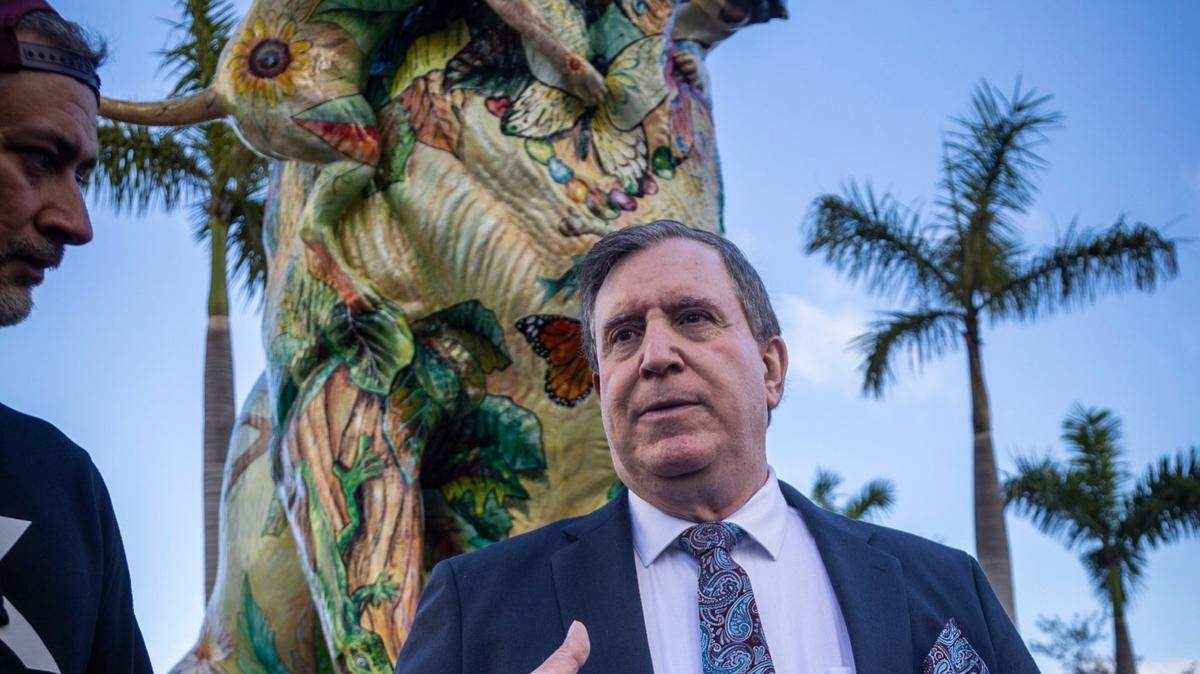 El comisionado de Miami Joe Carollo, demandado por dos empresarios de la Pequeña Habana, recibió la orden de pagarles $63.5 millones por compensación.