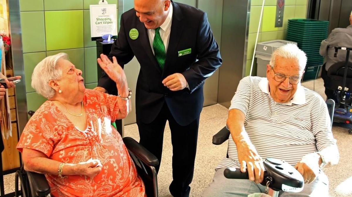 Aida y Alfonso Catasús son recibidos por Carlos Cruz (centro), gerente del Publix de Miller Rd. y la SW 94, cuando la tienda reabrió el pasado mes de abril, después de la remodelación.