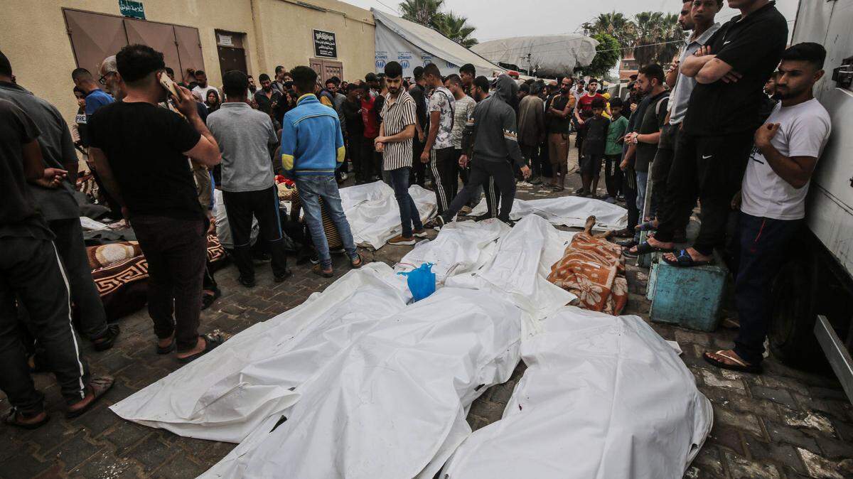 06 de junio de 2024, Territorios Palestinos, Deir el-Balah: Familiares lloran por los cuerpos de las personas que murieron después de un ataque aéreo israelí contra una escuela de la ONU que albergaba a palestinos desplazados en Nuseirat, en un hospital de Deir el-Balah.